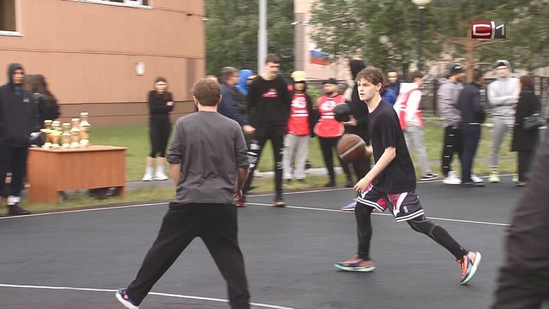    Невзирая на дожди: открытый турнир по баскетболу проходит в Сургуте