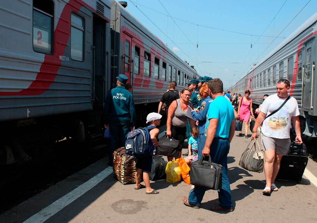 Пришли по прибытии поезда. Пассажиры на вокзале. Люди на вокзале. Человек возле поезда. Люди на перроне.