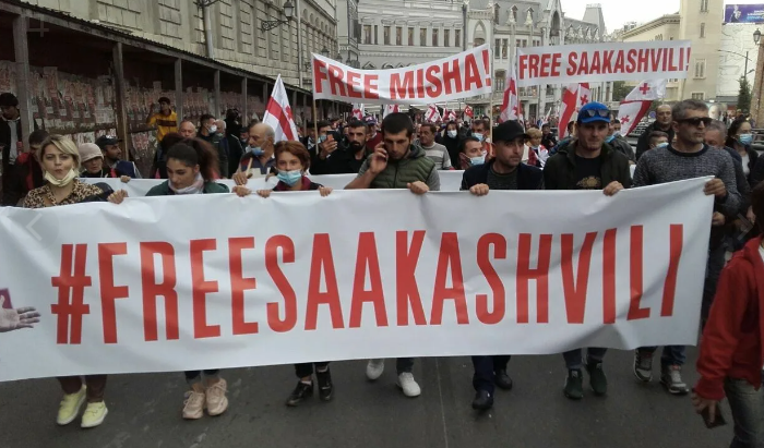 Освободите Мишу? (фото Твиттер)