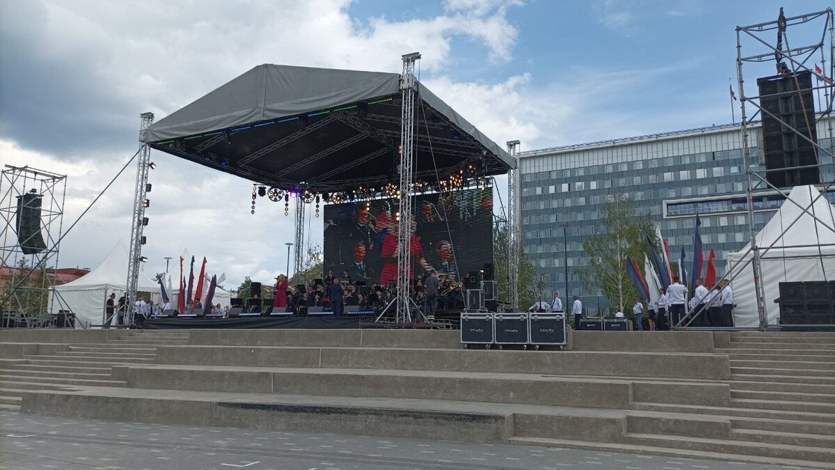     В Свердловской области введен режим повышенной готовности. Члены правительства и главы местных администраций получают дополнительные полномочия, в том числе: эвакуировать население.