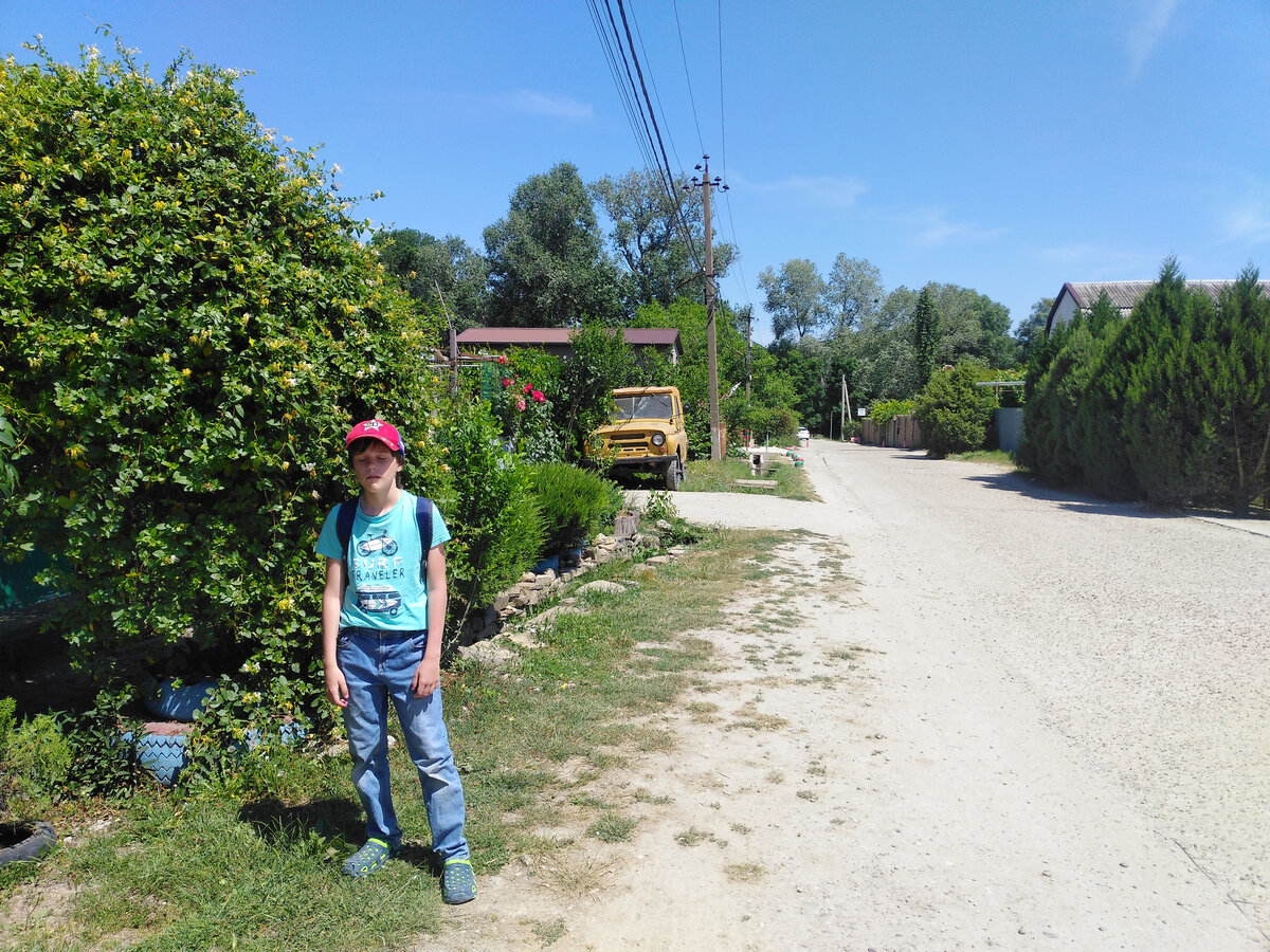 Приятная сельская дорога после поворота к озеру 