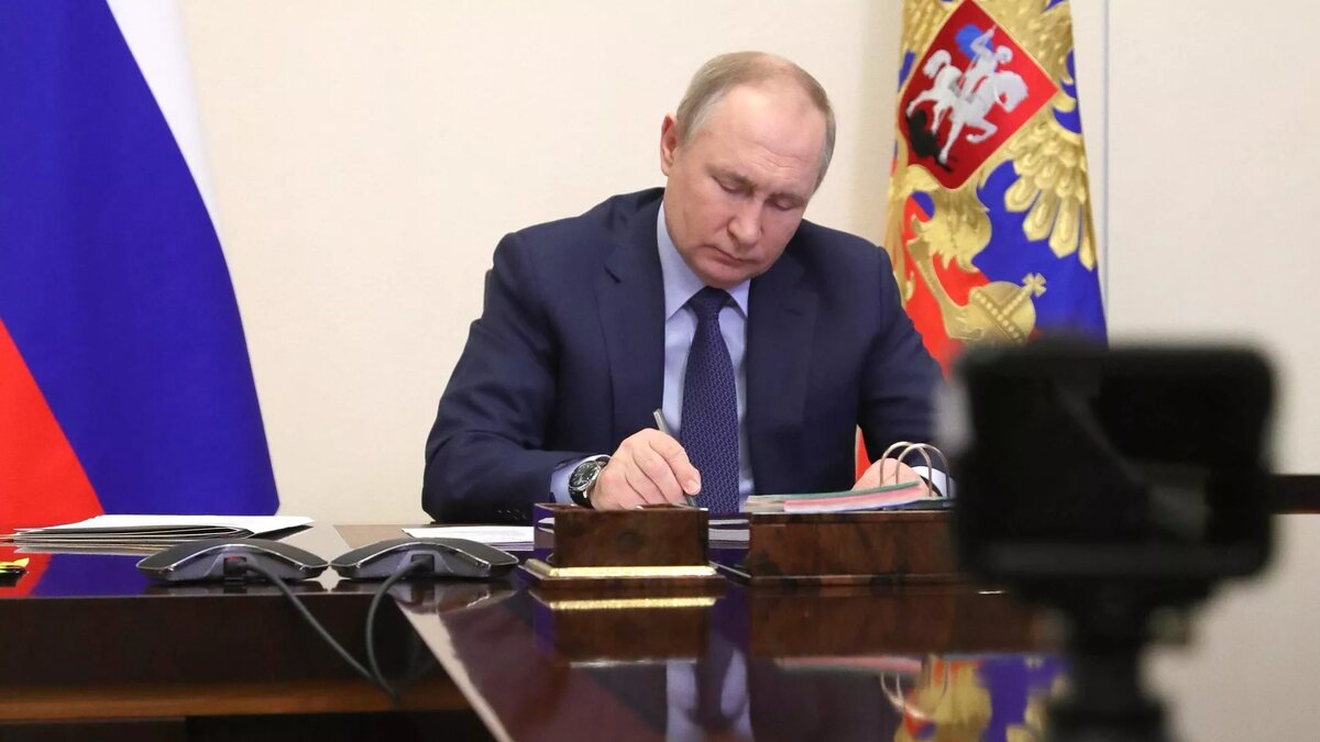 Путин подписал закон о мерах за нарушение военного положения сообщают РИА - новости