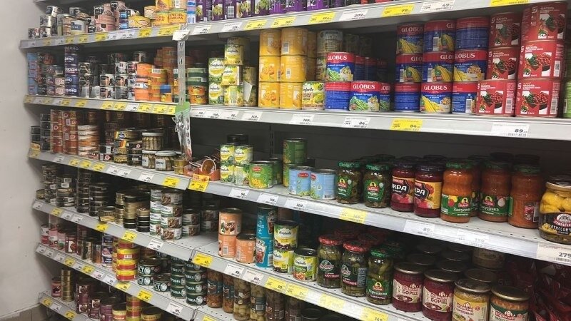     Жители Ростова-на-Дону показали, как выглядят полки местных магазинов города после возникшего ажиотажа, что связано с мятежом ЧВК «Вагнер» и блокировкой движения по трассам.