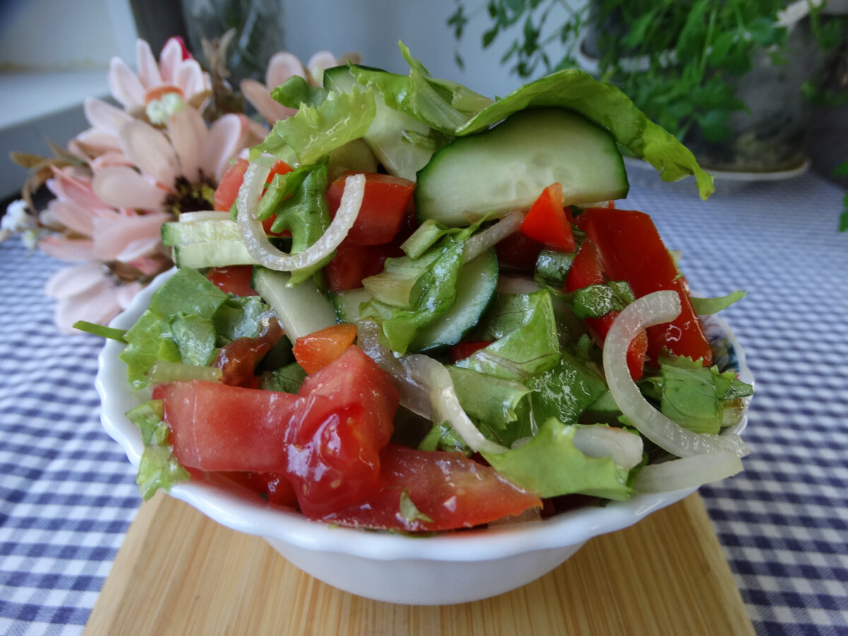 Салат из листьев салата, сладкого перца, помидор и огурцов | Готовим вкусно  дома/ Кулинария/ Рецепты | Дзен