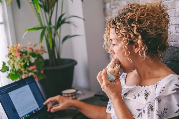 Фото с https://ru.freepik.com/premium-photo/one-woman-working-on-laptop-and-eating-a-sandwich-for-lunch-break-time-modern-people-work-on-computer-at-home-alternative-office-and-digital-online-job-concept-fast-food-nutrition-concept-lifestyle_28758035.htm