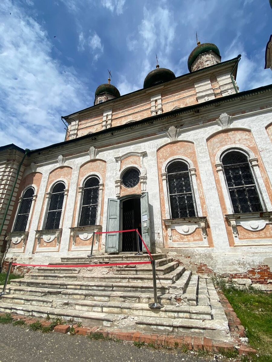 Вход в Успенский собор