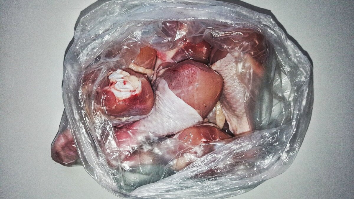     Некачественное мясо для шаурмы, которой в Братске отравились больше сотни человек, могли поставить из красноярского торгового дома «Мясопотам».