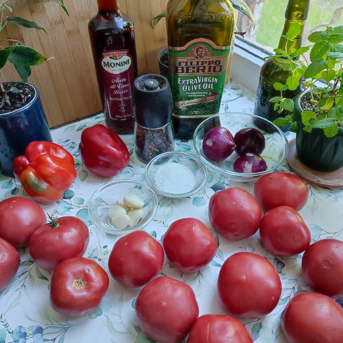 Классический гаспачо из томатов, очень простой в приготовлении суп, но архиважно какие вы будете использовать помидоры!