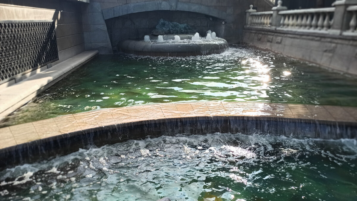 Это, конечно, еще не Казань. У меня традиция, любую поездку в Мск начинать в Александровском саду вот в этом уголке... Мало, что сад был совершенно пустой (в шесть-то утра), еще и фонтаны не работали. Только птички пели и цветы благоухали... А потом у меня за спиной ровно в семь зашумели включившиеся фонтаны!