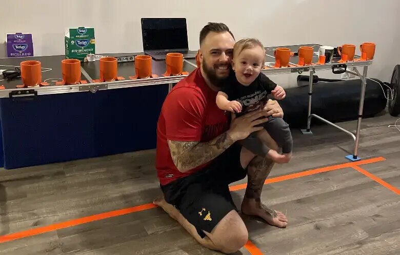 Дэн Дуглас и кружки. www.guinnessworldrecords.com