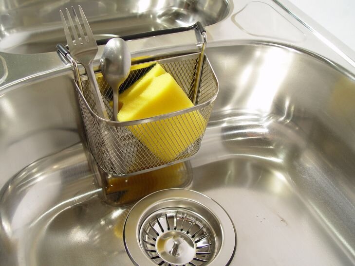 Почему нельзя оставлять грязную посуду на ночь в раковине: причины и последствия