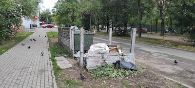 Городскому Голове Д.А. ДенисовуУважаемый Дмитрий Александрович!Это контейнерная площадка в Калуге, на улице Платова напротив дома №6. Уже неоднократно обращался по её состоянию. Неоднократные ответы, что денег нет, наводит на мысль, что это сегодня символ нашего города. Прошу именно вас пояснить, когда приведете в божеский вид эту контейнерную площадку.