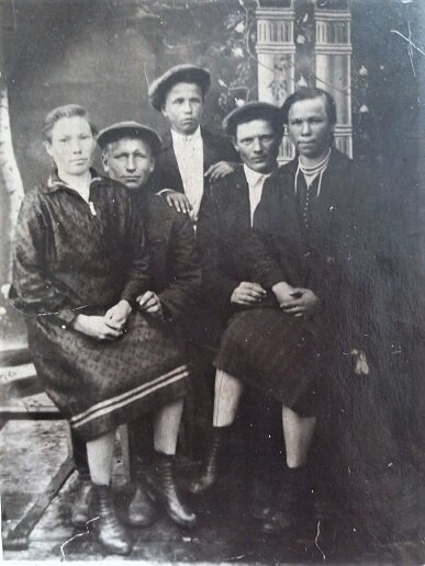 справа бабушка с дедом, слева бабушкин дядя Семён, брат моей прабабки Настасьи, с женой, стоит дядя Ваня, бабушкин брат.