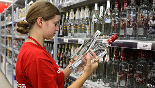 Водку признали одним из самых качественных товаров в РоссииБутылку похитили из музея, который владелец бара Бриан Ингберг решил организовать в подвале заведения. По его словам, водку он взял напрокат полгода назад в России. Высокая стоимость бутылки объясняется тем, что на ее изготовление ушло по три килограмма золота и серебра. Кроме того, сосуд украшен той же кожей, которая использовалась в отделке автомобиля 1912 года выпуска, принимавшего участие в Ралли Монте-Карло.
