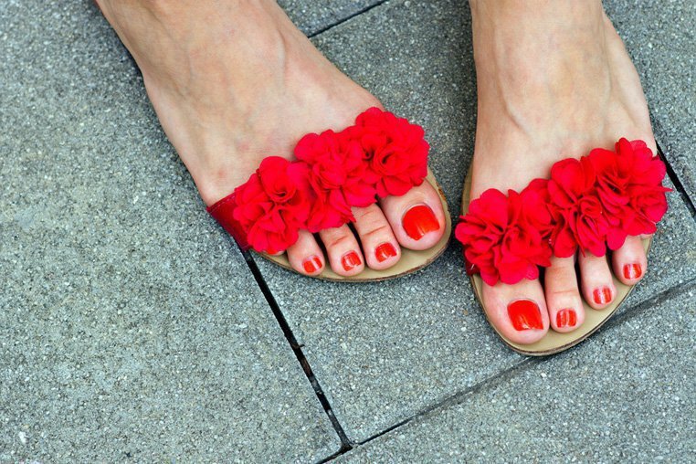 В общественных местах всегда ходите в тапочках или шлепанцах