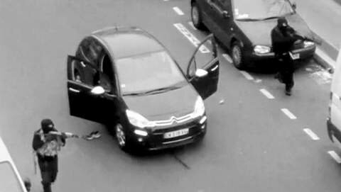  Нападающие на редакцию сатиристической газеты Charlie Hebdo в Париже (2015). Вооружены автоматами Калашникова. Фото: Reuters 
