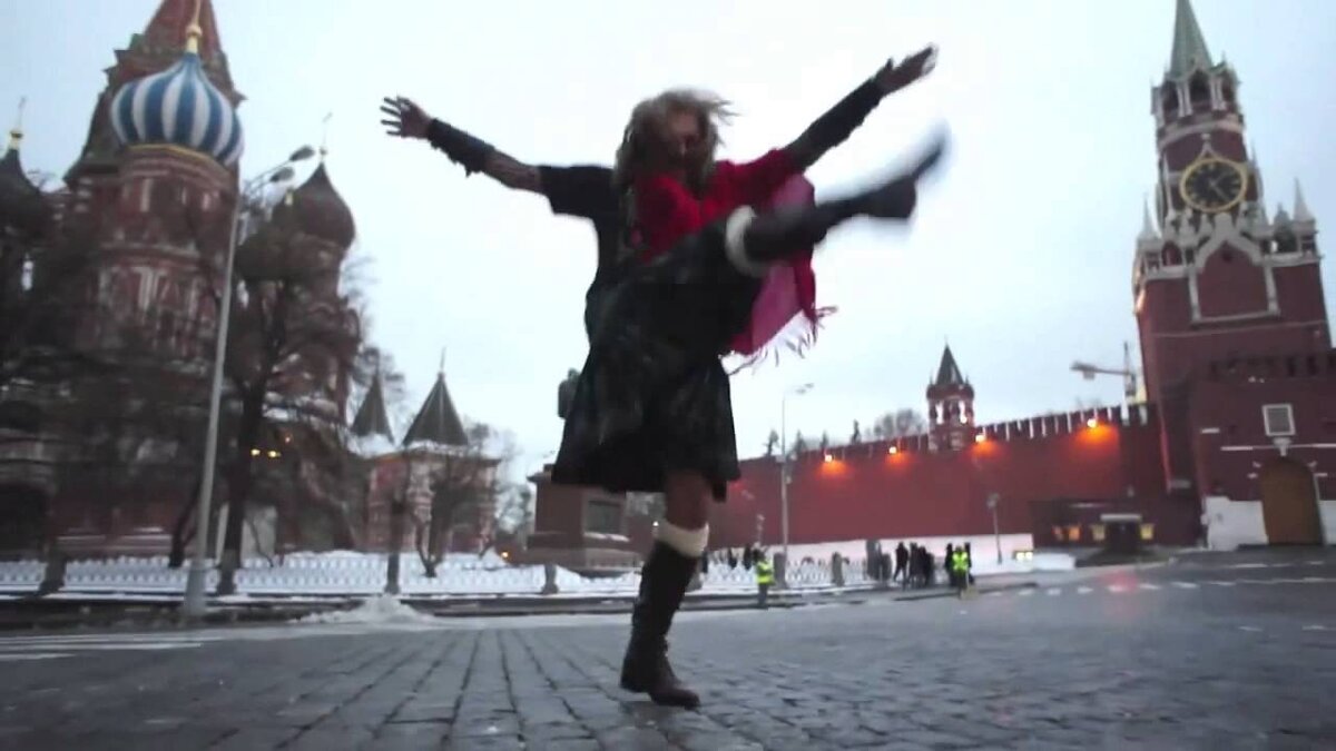 парень танцует на площади. танцует площадь. лезгинка на улице на красной площади. девушка танцует на площади. танцует на красной площади.