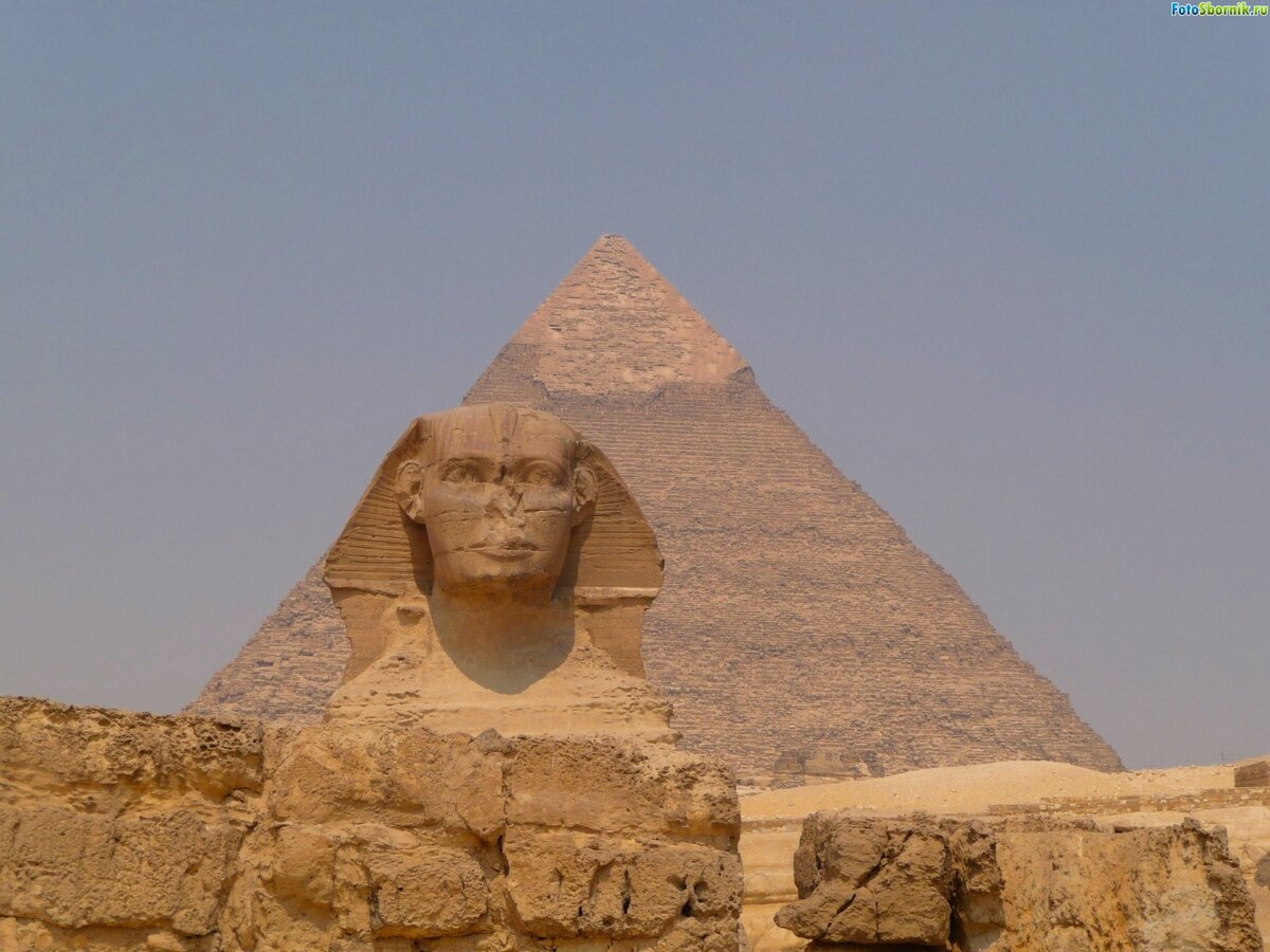 Страж египетской пирамиды. Пирамида Хефрена в Египте. Пирамида Хефрена пирамиды Гизы. Сфинкс фараона Хафра. Большой сфинкс фараона Хефрена.