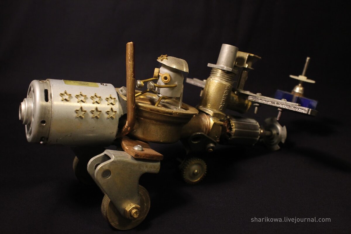 Самолет-игрушка в стиле стимпанк. На борту 7 звезд: пилот не зря бороздил небо, он приземлил несколько вражин! Он пока не закончен, но все еще впереди