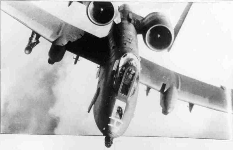 Рис.1. Самолет-штурмовик А-10 ВВС США показан во время дозаправки топливом в воздухе над Северным морем .