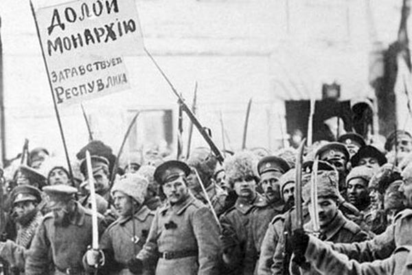 В феврале 1917 года армию захлестнула митинговая стихия...