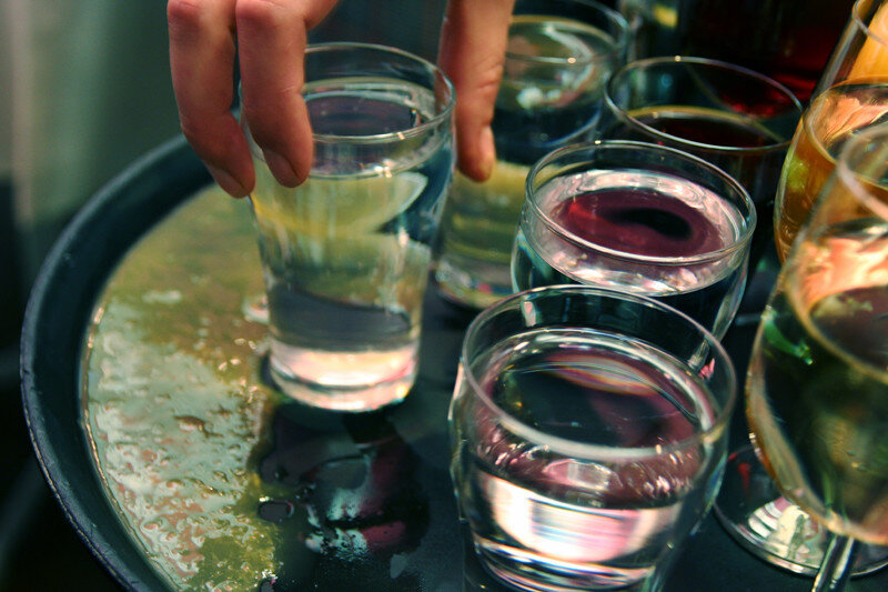 Мнение врачей о пользе алкоголя вовсе не однозначно. Небольшие порции спиртного часто не считаются вредными, особенно когда речь идёт о красном вине.Красное вино входит в состав средиземноморской диеты, благотворное влияние которой на сердечно-сосудистую систему общепризнанно. Один бокал красного вина в день уменьшает риск ожирения, инфарктов, инсультов и даже увеличивает продолжительность жизни. Точного объяснения этому факту пока нет, но возможно, польза от красного вина связана не с этанолом, а с другими его компонентами (например, антиоксидантами). У других алкогольных напитков такого яркого положительного эффекта обнаружено не было.Учёные рассчитали безопасную дозу алкоголя, которую человек может регулярно употреблять без вреда для себя. Она измеряется в количестве «стандартных порций». Одна такая порция равняется примерно 10 г чистого этанола, что соответствует 30 мл водки, коньяка и виски, 100 мл вина или 250 мл пива. Мужчинам можно употреблять в день до двух таких порций, а женщинам — не более одной. Заметим, что речь идёт о максимально допустимом количестве спиртного, и в любом случае мы рекомендуем уменьшить его или не употреблять алкоголь ежедневно. Кроме разве что небольших бокалов красного вина.