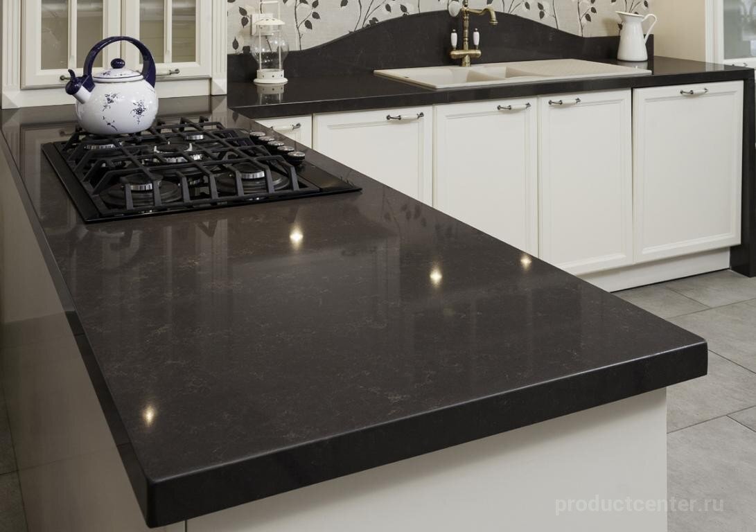 О грамотном обустройстве кухни говорит ее внешний вид. Особую роль в интерьере играет столешница. На ее поверхность приходится больше всего функций – на ней режут, трут, отбивают, ставят посуду. Все эти факторы влияют на материал, из которого должна быть выполнена столешница.
