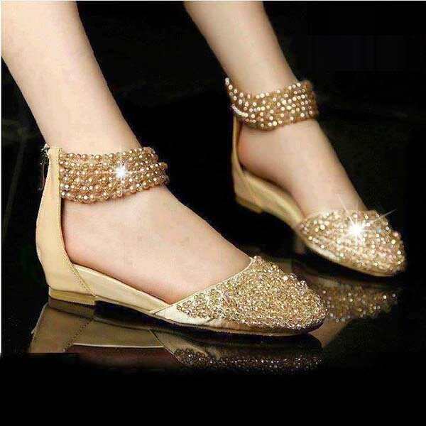 Каждый раз, когда мы покупаем новую  пару обуви, которая как  правило упакована в коробку.  То на дне коробки могут быть маленькие мешочки наполненные диоксидом кремния - силикагель. И для чего же они там лежат ? Не понятно. Мы, как правило, выбрасываем их в месте с коробкой. Но как оказывается - ЗРЯ.  На самом деле, эти мешки намного полезнее, чем вы могли бы подумать. Выбросив их вы совершите большую ошибку, так - как они не являются бесполезными. А очень даже могут быть полезными и практичными в быту. 