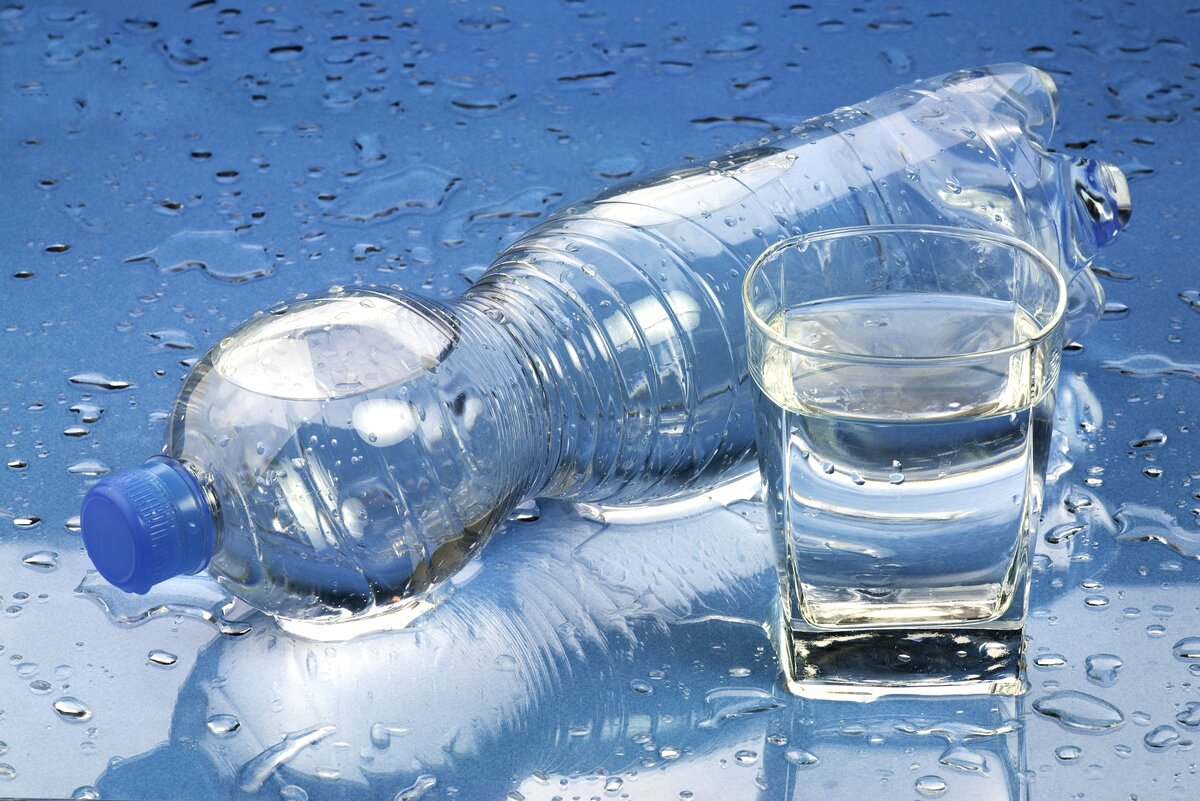 Минералочка. Бутылка воды и стакан. Бутылка для воды. Красивые бутылки для воды. Минералка в стакане.