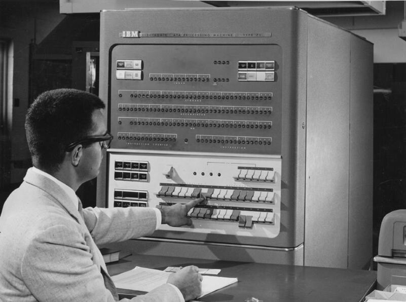Первая система. Компьютер IBM 704. Компьютер IBM 1958. ЭВМ Фортран. ЭВМ 2 поколения IBM