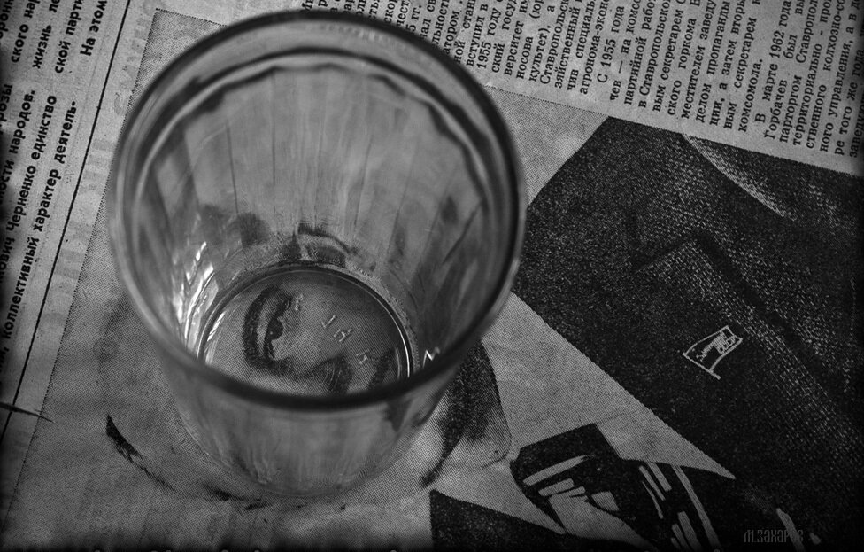 На столе пустой стакан. Пустой стакан. Пустой граненый стакан. Стакан на столе. Граненый стакан с водой.