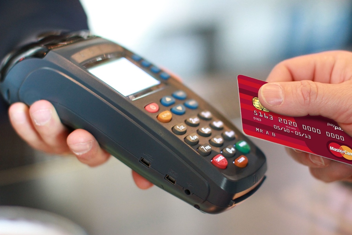 POS-терминал - устройство, куда вставляется карта для оплаты и на котором затем набирается ПИН-код.
