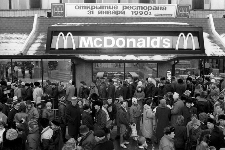 В то утро перед открытием ресторана выстроилась очередь свыше 5 тысяч человек. Чтобы попасть в невиданный по тем временам «Макдоналдс», люди стояли в очереди по несколько часов. В первый день открытия в ресторане обслужили 30 тысяч человек, что стало рекордом по количеству посетителей, которых обслужил McDonald’s за один день.

