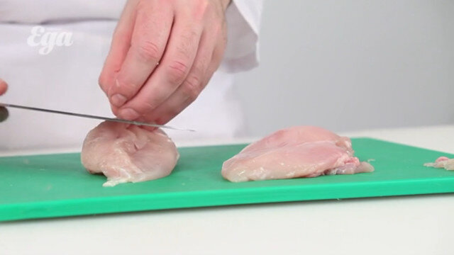 3. Отварить филе курицы, остудить, измельчить в блендере или мелко нарезать, смешать с майонезом, равномерно выложить на картофель. ШПАРГАЛКАКак подготовить куриное филе