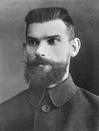 Вот например, Рейнгольд Иосифович Берзин. Выходец из бедной семьи, вступил в партию РСДРП аж в 1905 году. А на Великой войне стал поручиком. (с) https://ru.wikipedia.org