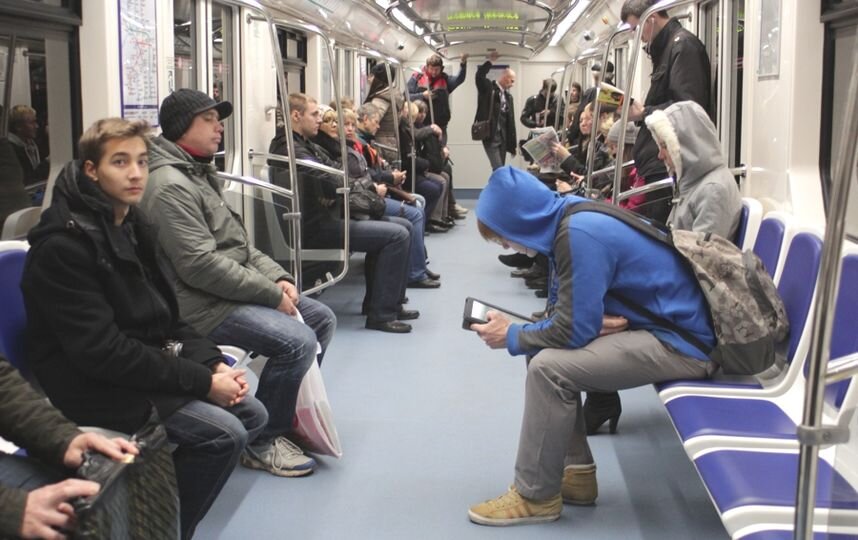 Чел в метро. Люди в метро. Сидит в метро. Люди в вагоне метро. Человек сидит в метро.