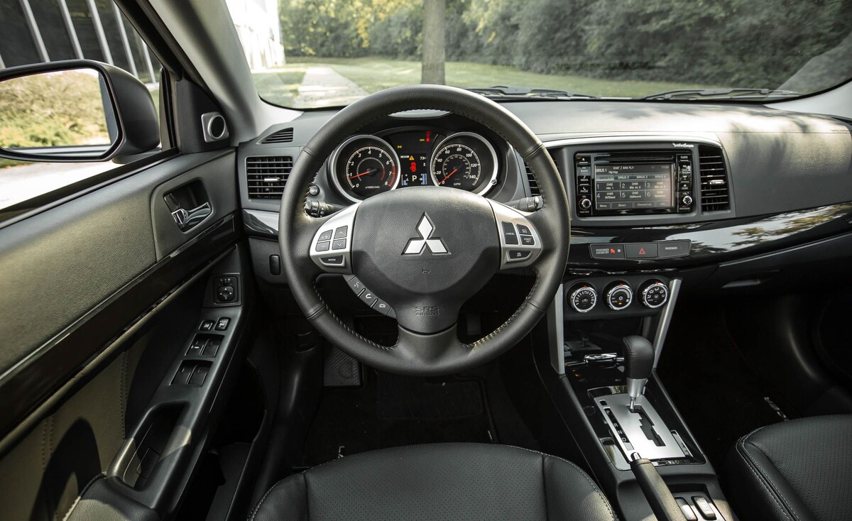 Mitsubishi Lancer салон