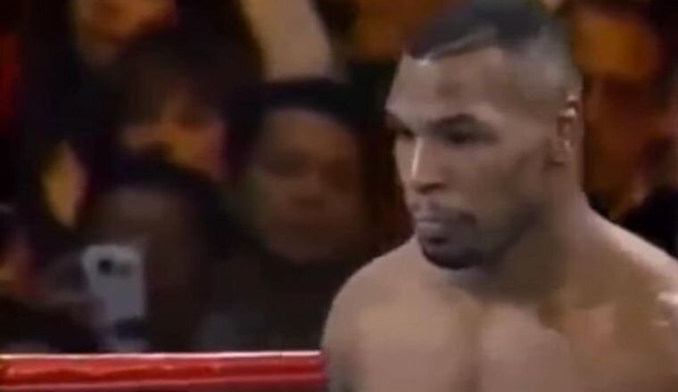 Путешественник записывает бой Майкла Тайсона в 1995 году на сотовый