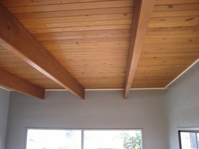 Чем обшить потолок в деревянном доме — популярные варианты отделки