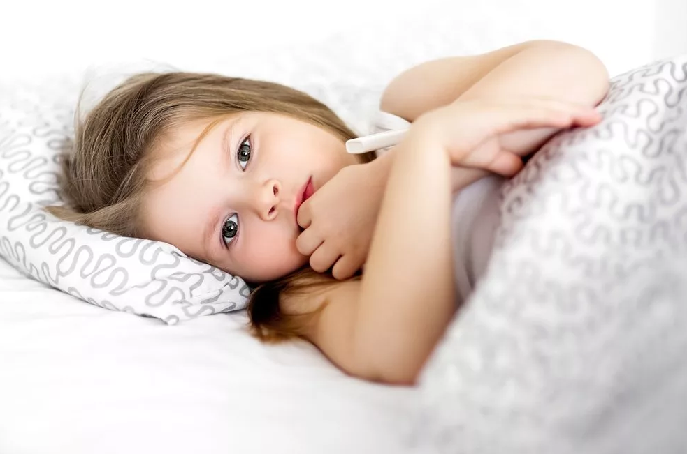 Как снизить высокую температуру у ребенка?