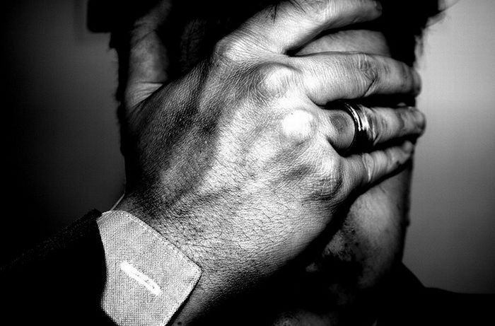  Каждый человек по своей сути хочет найти счастье, но где его найти??? . Один ищет в сайтах другой знакомится на улице,но по существу в наше время,нет принципов и иделавов ,которые мы ищем в своем образе и мышлении так нам дают те мысли и принципы идеалов в которых нет и в природе.
Задайте себе вопрос,когда мы видим человека которого нам хочется видеть мы начинаем стеснятся и не доводить дело до конца,потому,что мы думаем мы не достойны его ,как и он думает ,что он не достоин меня,вся жизнь скрытая ,поверхностная гладь в неоприодолимомом измерении .Так что же делать???
1.красота рвет все нравы
2.мы просто ушли от истории любви
3.инет и все гаджеты заставили быть зомби нашей жизни...
На этот вопрос есть ответ,он кроется в нас самих мы боимся того ,что произойдет,отверженности непонимания и самое главное стыда за то ,что мы сделали.
Так давайте попробуем стереть все эти стереотипы и начать жить по другому.
Самое главное не боятся заговорить с человеком, ведь общение это восприятие самое интересное и важное.
Делаем шаги которые всем не понятны и давно забыты.
Это улыбаться, быть вежливым и компенсация ждет удачного предложения
Глупые вопросы заставляют радоваться и само собой следует предложение о дальнейшем разговоре и это жизнь, она такая и есть рождения через глупости и влюбленность или любовь все это называется счастьем))) 