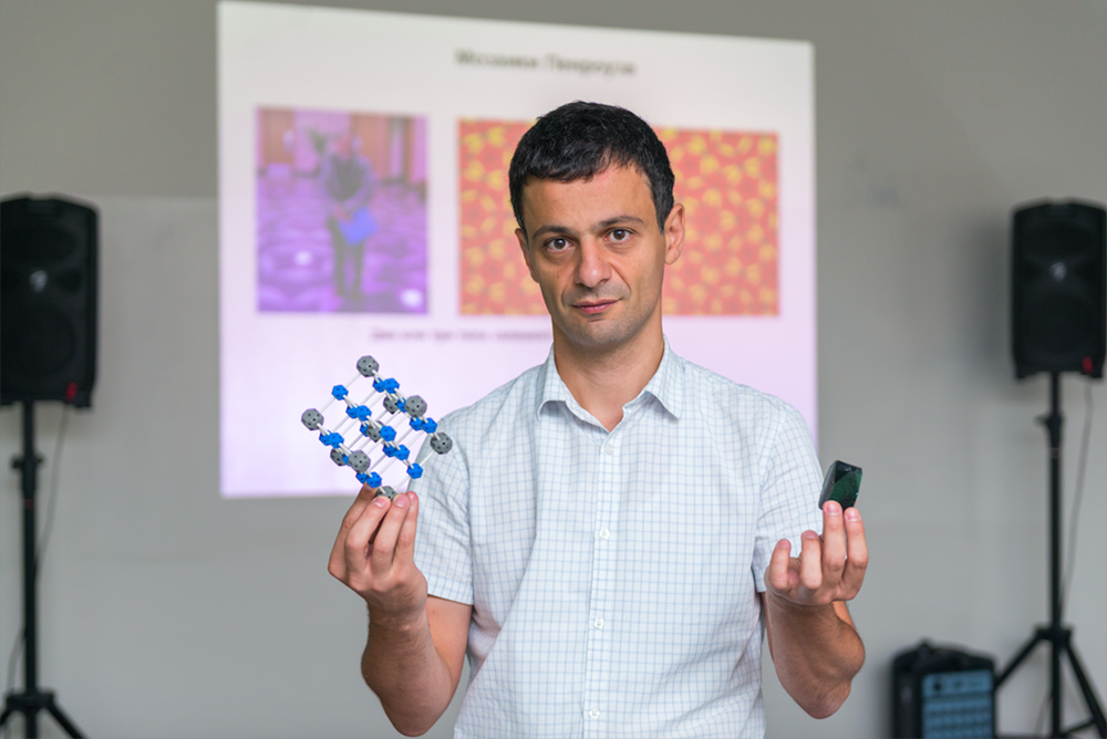 Артём Оганов