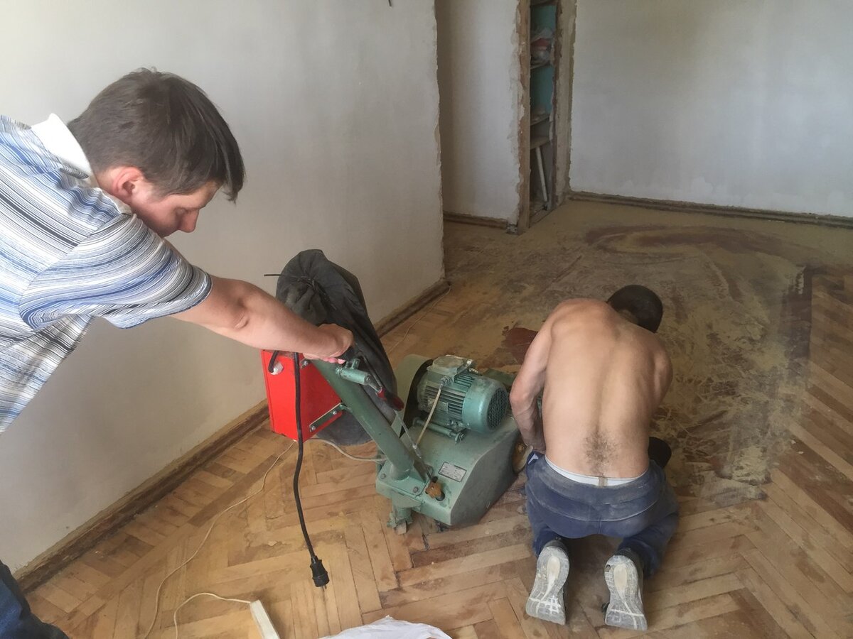 Не пытайтесь циклевать вручную, не получится. Понадобится большая барабанная шлиф. машинка, ручная шлиф. машинка для труднодоступных мест и болгарка с металлической щеткой для деревянных плинтусов.