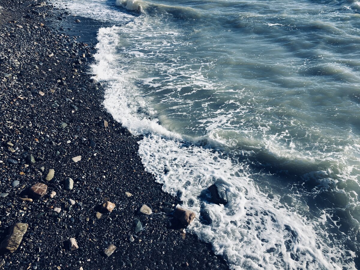 Сегодня очередной жаркий день, а это значит что? Если вы не прочли мой совет на такой день, то самое время прочесть. Создам маленький спойлер и скажу, что вся суть его в том, что нужно пить воду и использовать средства защиты от солнца. А вообще, я знаю, что многие саму жару очень плохо переносят. Тут у каждого уже могут-быть свои рецепты, как же с плохим состоянием в такую погоду справляться. Опять же про воду и защиту от солнца нельзя забывать, да и про себя тоже, чтобы комфортно тёплыми деньками наслаждаться. Лето же оно такое короткое! Обидно было бы самому себе не помочь провести его хорошо.