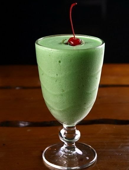 Молочный яблочный коктейль с вишенкой.