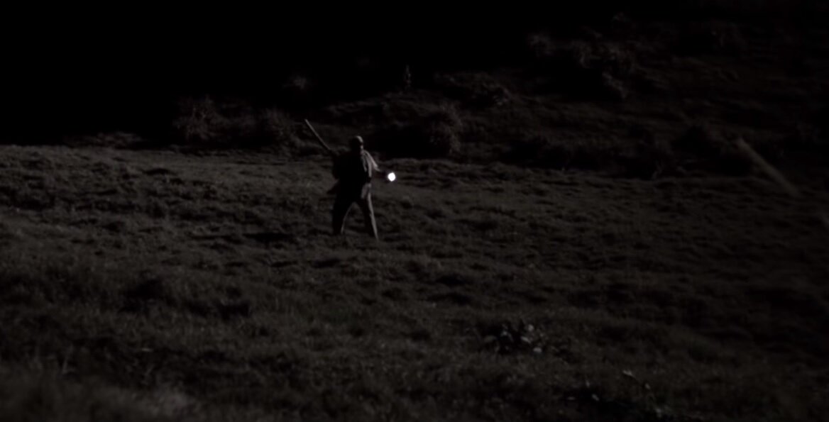 Самое крутое экстремальное развлечение в Австралии:  ночная охота в одиночку на диких кабанов с фонарем и палкой. Разумеется, еще и пьяным - а как иначе-то? 