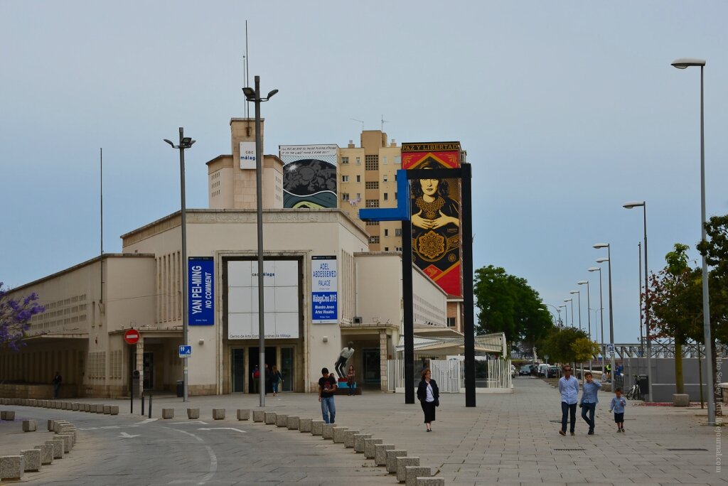 01. Расположен он в здании бывшего продовольственного рынка, превращенного в выставочный зал новаторского центра "CAC Malaga".

