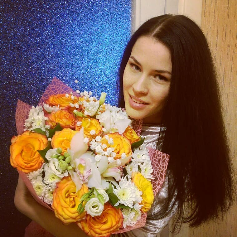  
СТАВЬТЕ ❤, ЕСЛИ ВЫКЛАДЫВАЕТЕ ПОСТЫ В СОЦ. СЕТЯХ 
⠀ 
Как мы ищем информацию о продукте? Конечно мы заходим в интернет, вводим нужный запрос и вперёд! Читаем отзывы, мнения, статьи, смотрим видео, формируем своё мнение. Вы думаете, что эти статьи(больше половины из них) просто так появились в сети интернет? Как бы не так! Это работа моих коллег) 
⠀ 
Что такое контент маркетинг? 
Контент-маркетинг - это процесс создания и распространения полезной, актуальной информации о продукте, которая формирует положительное мнение о продукте. Его задача вовлечь человека и побудить к целевым действиям(покупке продукта) мягко и деликатно. 
⠀ 
Основные черты контент-маркетинга: 
👍 Опосредованная продажа, через интересную информацию 
👍 Контент-маркетинг не говорит о бренде напрямую, но делает его узнаваемым 
👍 Такой материал в сети интернет благоприятно влияет на сайт( об этом позже) 
👍 Формируется лояльность к бренду. Компания становится экспертом в глазах клиентов 
👍 Это естественное общение. Это не навязывание. 
⠀ 
📌 Время продаж в лоб прошло! (наконец-таки) 
⠀ 
Виды контент-маркетинга: 
👍 Статьи на тематических форумах 
👍 Мнения экспертов и блогеров 
👍 Посты в соц. сетях 
👍 Видео на ютуб 
👍 Отзывы 
⠀ 
Создание хорошего качественного контента - работа кропотливая и серьёзная. Это не просто пара строк и картинка. Это серьёзно проработанный, интересный, вовлекающий материал, который захотят прочитать или посмотреть потенциальные клиенты. 
⠀ 
Вот так вот читаешь пост в соц. сети, там ни слова о компании, а только полезная информация о продукте и ты его уже хочешь купить! Где можно купить это продукт? Заверните два! 
⠀ 
👏 Если продолжить продавать в лоб, то скоро твоё дело развалится. Придумывай интересные посты и статьи, будь полезным для клиента. 
⠀ 
#garbuzova_pro_marketing #ольгагарбузова #видеокурс #внедрениемаркетингавбизнесснуля #контент #контентмаркетинг #нативнаяреклама #продажавлоб #москва