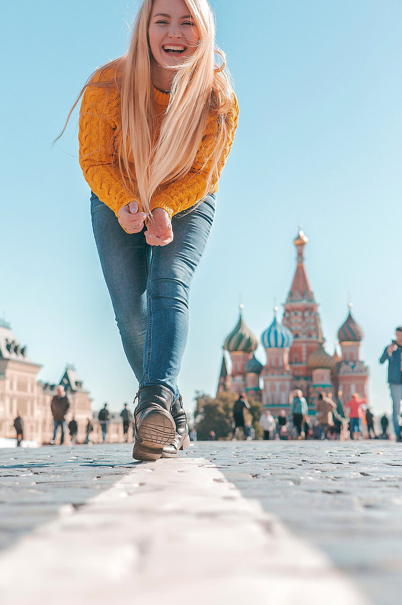 Специально снимали снизу, но не для удлинения ног. Просто идея такая.