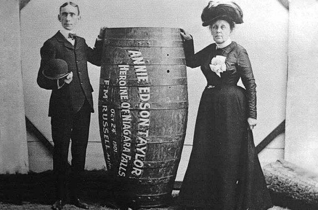 На фото, возможно, Фрэнк Рассел и Энни Эдсон Тейлор 